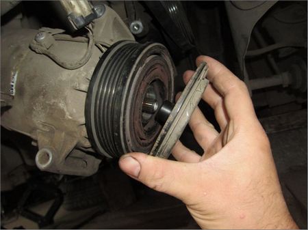 Jak odstranit řemenici kompresoru klimatizace Toyota Avensis