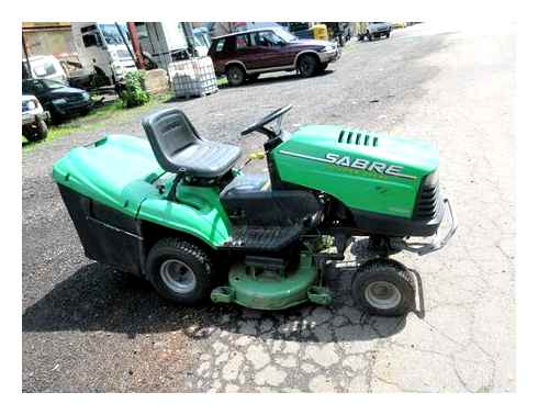 Stojí za to traktor trávníku John Deere S130. Hydrostatická jízda na sekačkách